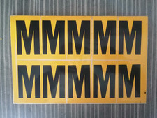 LETTERE ADESIVE NERE SU FONDO