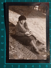FOTO DONNA SEDUTA SU UNA SCALINATA CON CAPPELLINO E BORSETTA PISA 1928 ( F 36 )