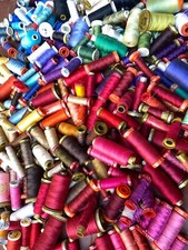 fili da cucito/ricamo una scatola con un arcobaleno di colori 