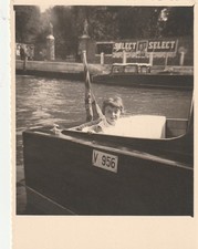 B1 -  Foto Photo Fotografia Anni 50 - Bambina su imbarcazione Venezia cartello