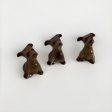 Lotto di tre cani in miniatura