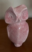 Statuina in  ceramica raffigurante un gufo rosa manifattura Ibis di Cunardo