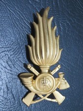 vecchio STEMMA in disuso metallo ottone dorato con viti MILITARE ESERCITO epoca