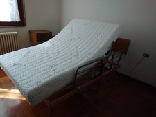 Letto Sanitario Motorizzato senza ruote con testiera e sponde removibili.