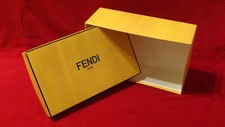 Fendi: 1 scatola vuota per scarpe rettangolare di colore Giallo senape.