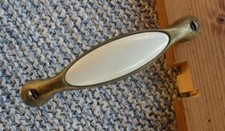 VECCHIA MANIGLIA IN OTTONE COMPLETA DI VITI PER MOBILI VARI -