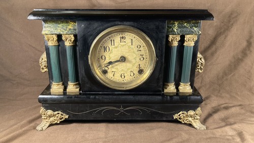 Antico orologio colonna nero
