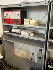 Libreria da ufficio in metallo e su rotelle