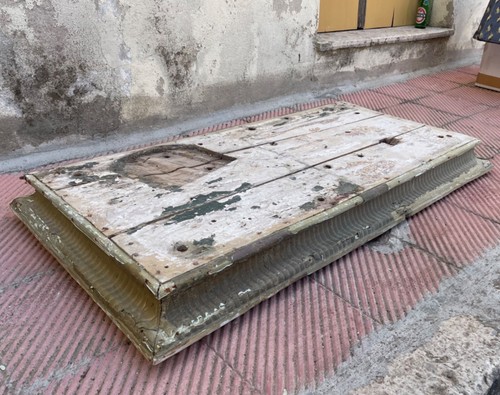 Antico grande piedistallo