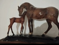 statua cavalla Con Puledro in