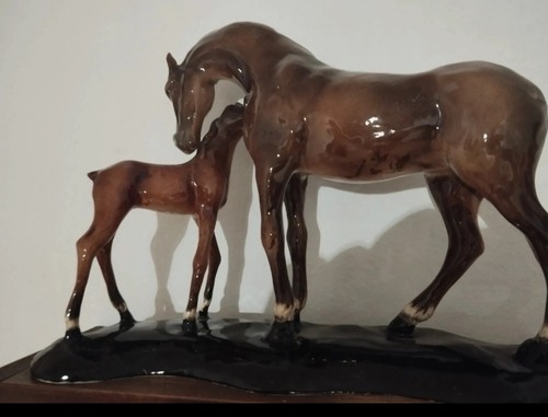 Statua cavalla con puledro - puledro, in