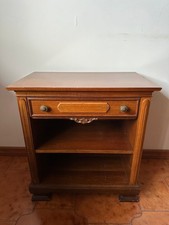 Comodini antichi in legno, 1 cassetto + 2 ripiani. (58×36×61,5 cm)