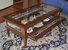 Tavolino basso da salotto, con ribaltina e spazio interno per oggettistica.