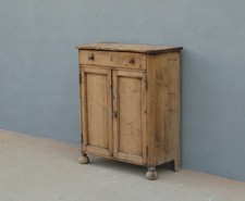 Piccola credenza rustica in