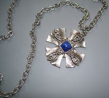 COLLANA VINTAGE CON CATENA IN METALLO LAVORATO  E CROCE DI MALTA CON PIETRA BLU
