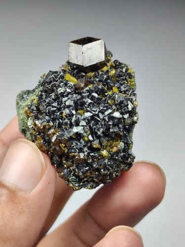 Cristalli andradite e - di,