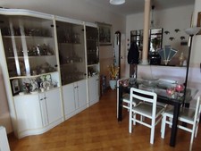 Soggiorno moderno con tavolo e