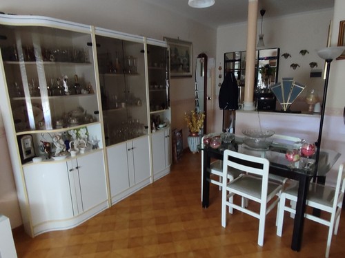 Soggiorno moderno con tavolo - , e
