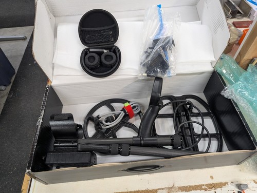 Metal detector golden mask - golden,