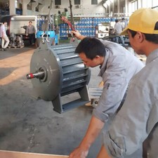 Generatore eolico trifase