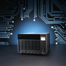 QNAP Turbo Station TS-673 //