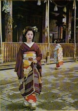 66710U VECCHIA CARTOLINA GIAPPONE MAIKO GIRLS IN KYOTO AT THE YASAKA SHRINE