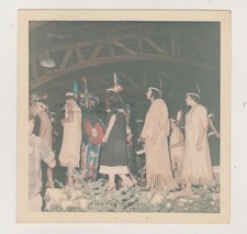 Bambini giocosamente vestiti