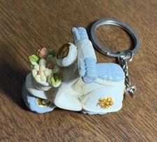 Portachiavi Vespa in resina con fiori – Bomboniera moto scooter vintage.