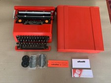 Macchina da scrivere Olivetti valentine