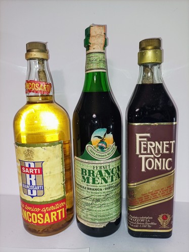 Tre vecchie bottiglie - vecchie,