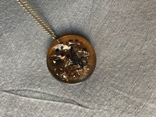 CHANEL COLLANA CON CIONDOLO IN RESINA MARRONE CC INCLUSION