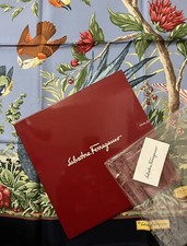SALVATORE FERRAGAMO foulard 100% seta Omaggio Ai Raineri. Nuovo Con Cartellino.