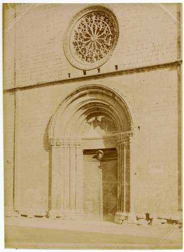 Aquila porta di una chiesa - ,