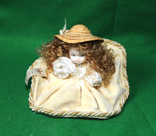 Bambola in porcellana di