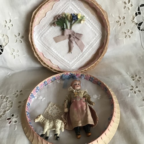 Poupée ancienne dans son - poupée,
