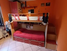 Cameretta bimbo/bimba con due letti a castello. Armadio a colonna e cassetti.