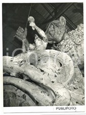 1955 CARNEVALE VIAREGGIO Carro allegorico prima di essere dipinto *Foto 18x24 cm