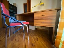 Scrivania per studenti di legno con comoda poltroncina