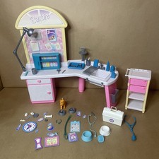 Barbie Love 'n Care Vet Center anni 90 set vintage 1994 e custodia Barbie Pet Doctor