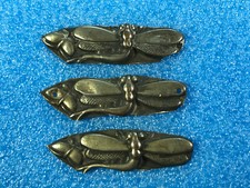 Tre libellule placcate argento Menuki / chiusure per sacchetti tabacco - periodo Edo Giappone