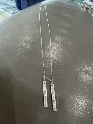 Collana con ciondolo moderno