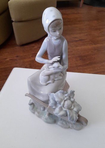 Lladro figurine girl - figurine, with