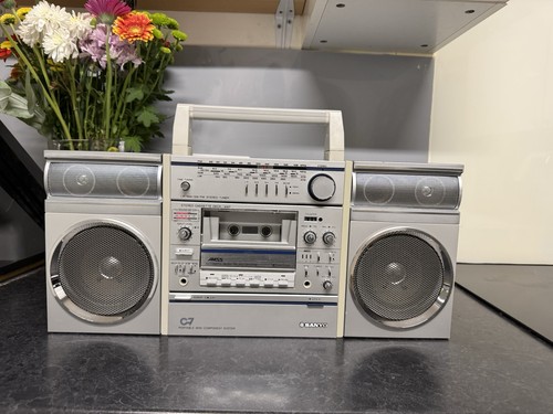 Sanyo vintage boombox - vintage,