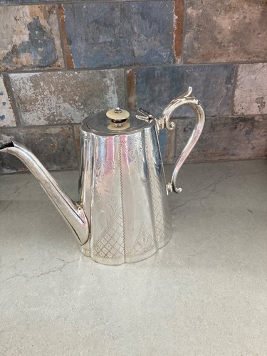 Caffettiera antica incisa