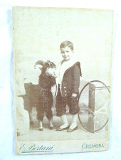 ANTICA FOTOGRAFIA CREMONA BAMBINO GIOCHI ANTICHI GIOCATTOLI CAPRA 1890