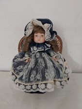 Bambola in porcellana Ricci e Capricci anni 80 con sedia in vimini