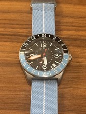 Orologio Personalizzato NH34 | Lunetta 24 Ore Spaccata Nero/Blu | GMT | Cinturino Paracadutista