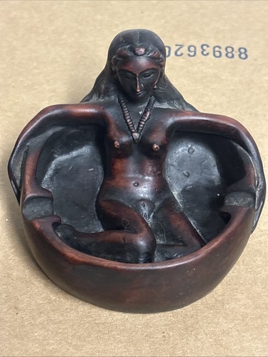 Antico vecchio posacenere nudo