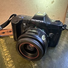 Macchina fotografica vintage Olympus OM101 SLR con obiettivo Olympus 35-70 mm