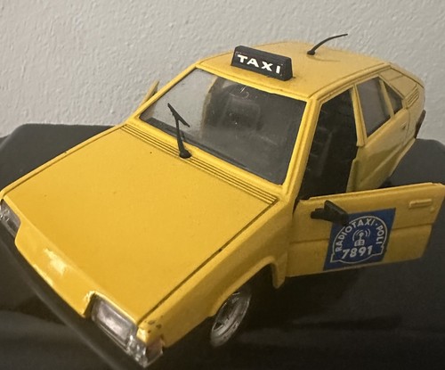 Modellino auto taxi giallo